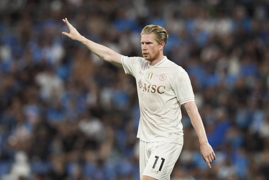 Napoli's Kevin De Bruyne shouts instructions to his teammates during the Serie A soccer match between Sassuolo and Napoli at the Mapei Stadium Città del Tricolore in Reggio Emilia, Italy, on Saturday, August 23, 2025. (Massimo Paolone/LaPresse via AP)