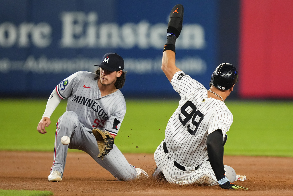 New York Yankees designated hitter Aaron Judge (99) steals second base during the fourth inning of a baseball game against the Minnesota Twins, Tuesday, Aug. 12, 2025, in New York. (AP Photo/Yuki Iwamura)