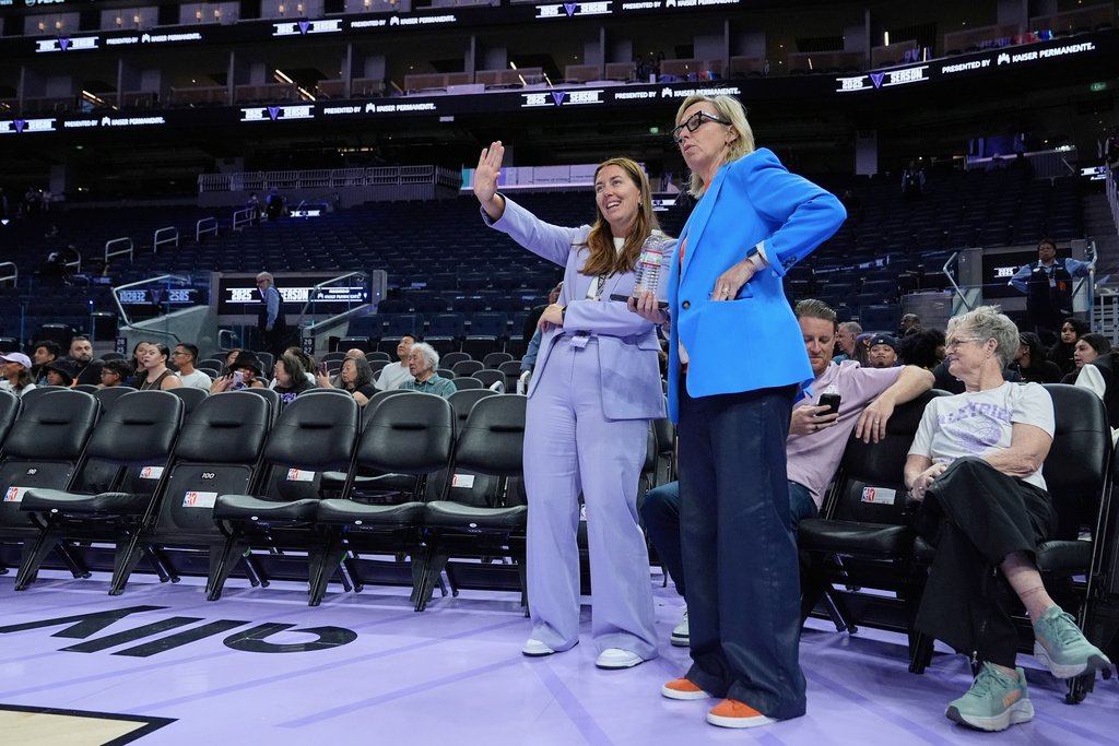 Golden State Valkyries president Jess Smith, left, gestures as players warm up before a WNBA basketball game against the Indiana Fever, Sunday, Aug. 31, 2025, in San Francisco. (AP Photo/Godofredo A. Vásquez)