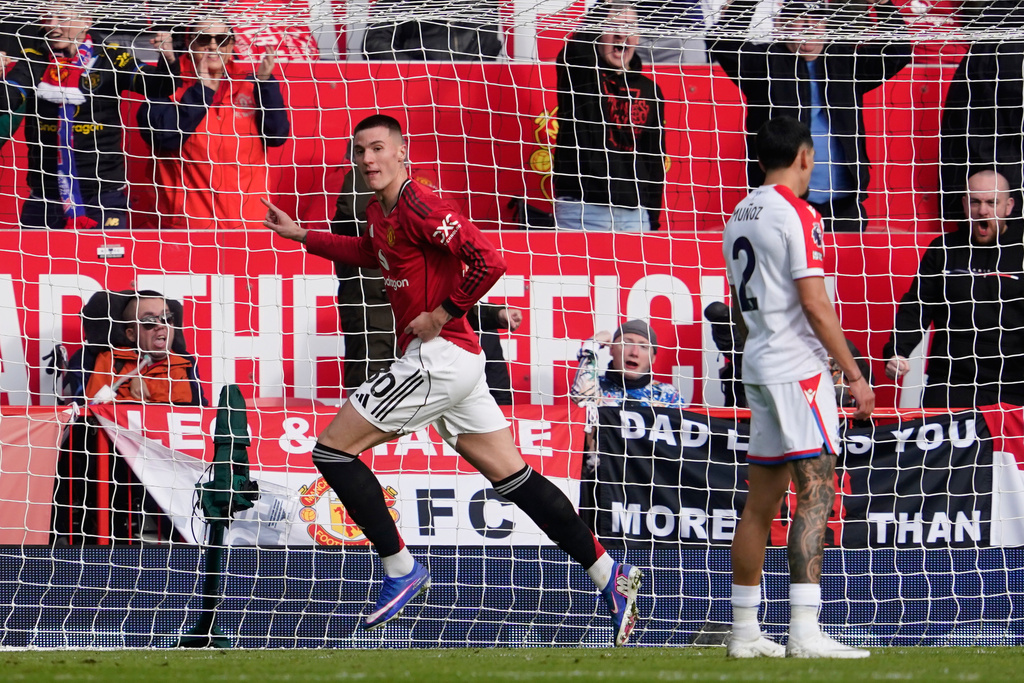 Manchester United's Benjamin Sesko scelebrates after scoring during the Premiier League soccer match between Manchester United and Crystal Palace in Manchester, England, Sunday, March 1, 2026. (AP Photo/Dave Thompson)