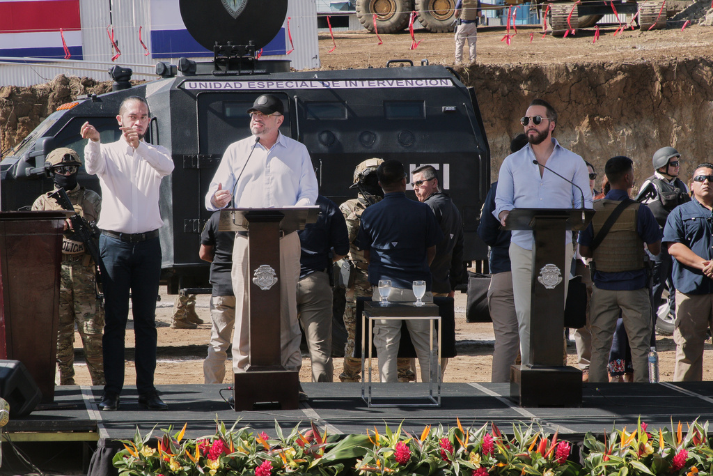 El presidente de Costa Rica, Rodrigo Chaves, segundo desde la izquierda, habla junto al presidente de El Salvador, Nayib Bukele, a la derecha, durante la ceremonia de inauguración de una prisión de alta seguridad en Alajuela, Costa Rica, el miércoles 14 de enero de 2026. (AP Foto/Carlos León)