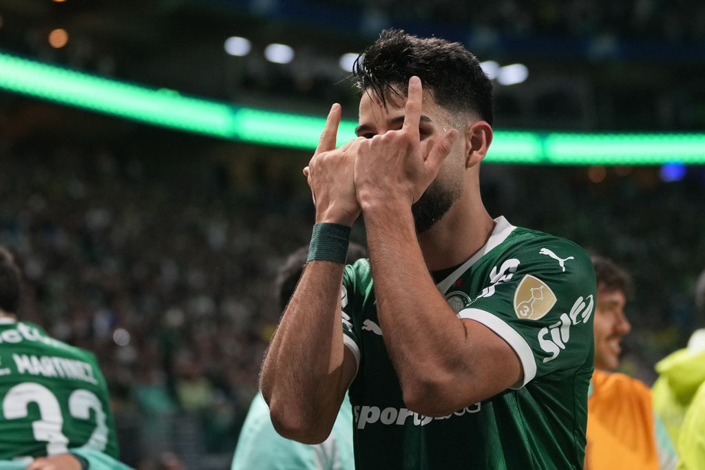 Jose Manuel Lopez of Brazil's Palmeiras celebrates after scoring a penalty goal against Argentina's River Plate during a Copa Libertadores quarterfinal second leg soccer match at Allianz Parque stadium in Sao Paulo, Wednesday, Sept. 24, 2025. (AP Photo/Andre Penner)