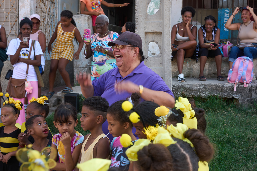 Choreographer Juan Miguel Mas leads an outdoor performance by his young dancers in a neighborhood of Havana, Cuba, Saturday, May 9, 2026. (AP Photo/Ramon Espinosa)