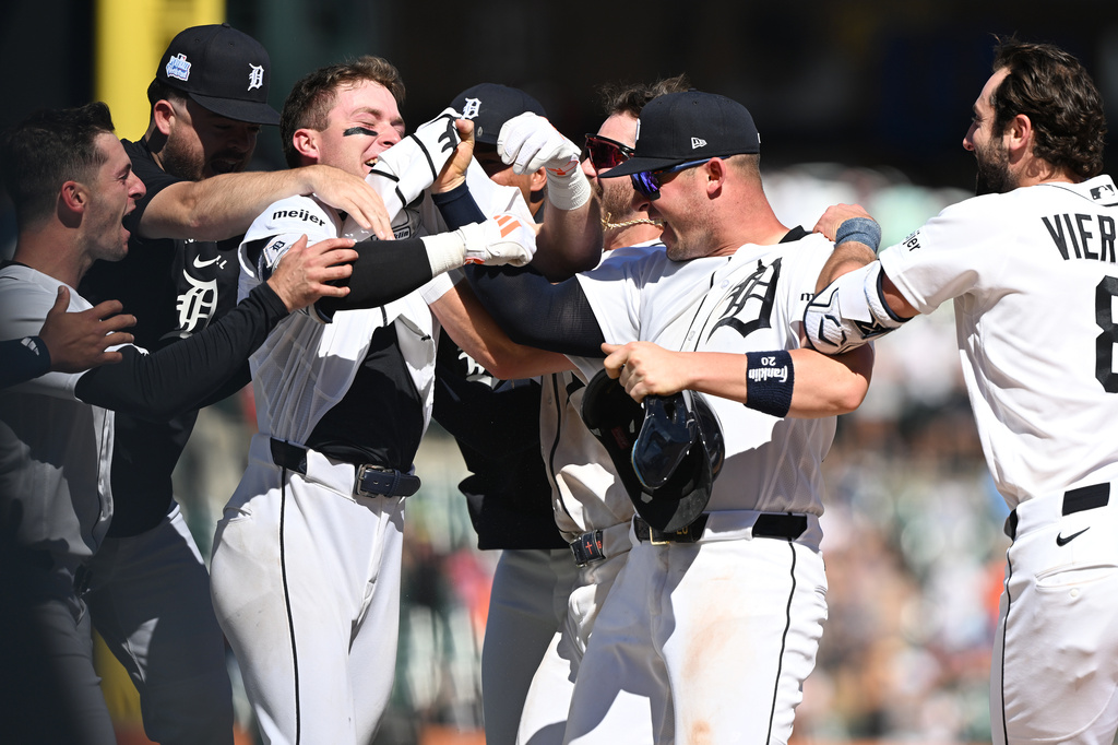 Detroit Tigers' Kevin McGonigle, third from left, celebrates with his teammates Spencer Torkelson, center right, and Matt Vierling, right, after hitting a two-run walk-off single against the Seattle Mariners in the ninth inning of a baseball game, Sunday, June 7, 2026, in Detroit. (AP Photo/Lon Horwedel)