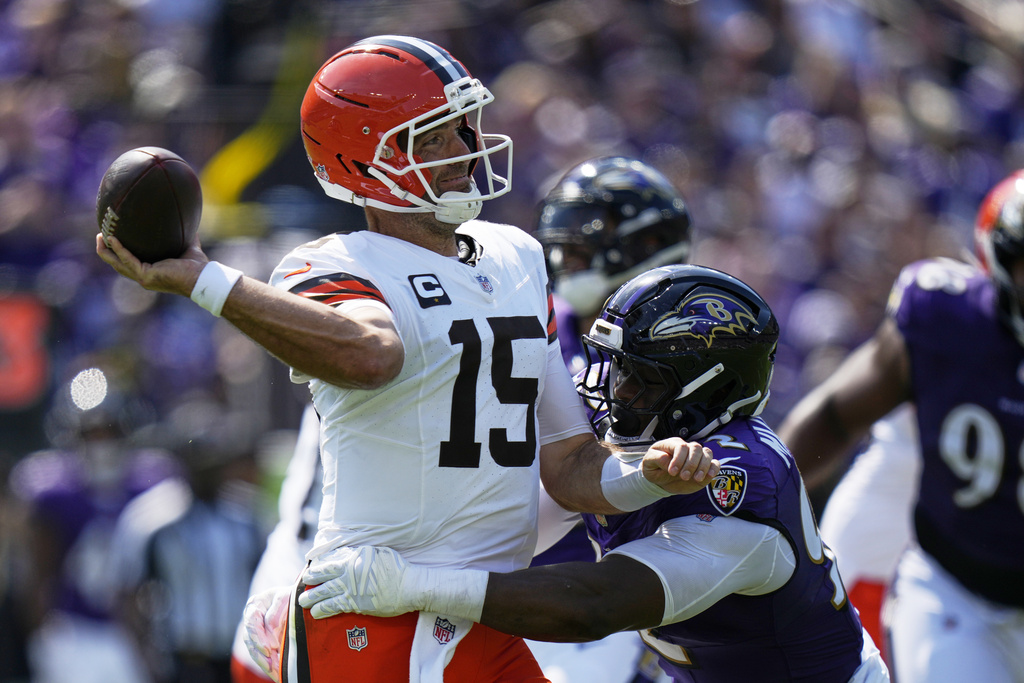 Cleveland Browns quarterback Joe Flacco throws under pressure from Baltimore Ravens linebacker Roquan Smith during the first half of an NFL football game, Sunday, Sept. 14, 2025, in Baltimore. (AP Photo/Stephanie Scarbrough)