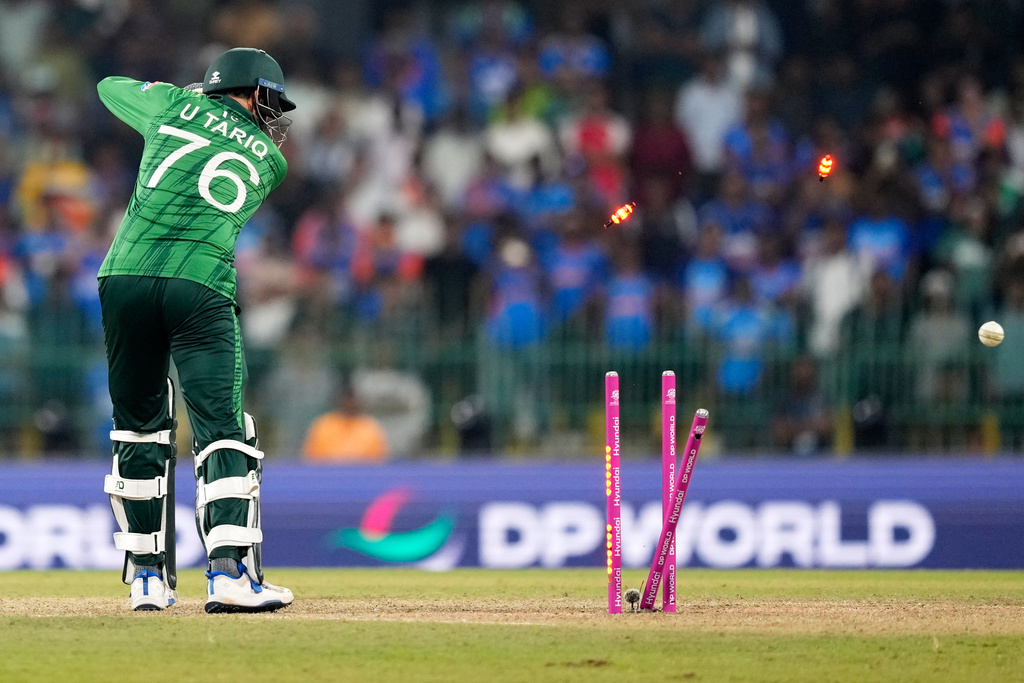 Pakistan's Usman Tariq is bowled out by India's Hardik Pandya during the T20 World Cup cricket match between India and Pakistan in Colombo, Sri Lanka, Sunday, Feb. 15, 2026. (AP Photo/Eranga Jayawardena)