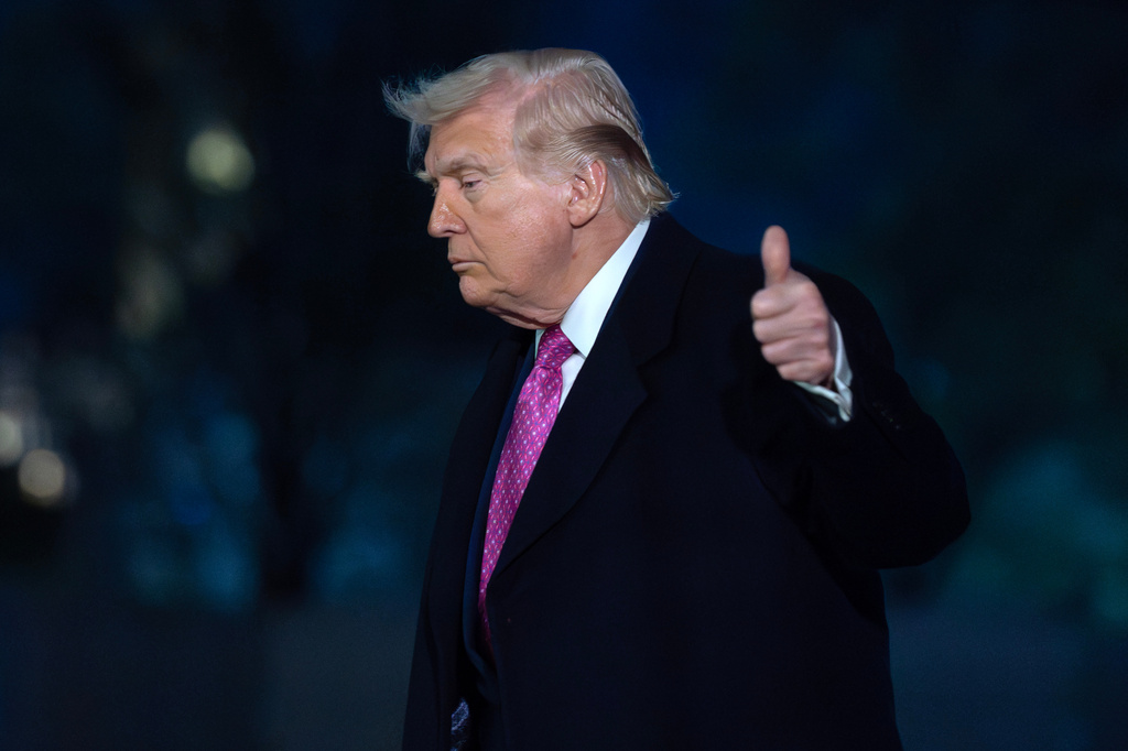 President Donald Trump waves to the media as he walks on the South Lawn upon his arrival to the White House, Sunday, March 29, 2026, in Washington. (AP Photo/Jose Luis Magana)
