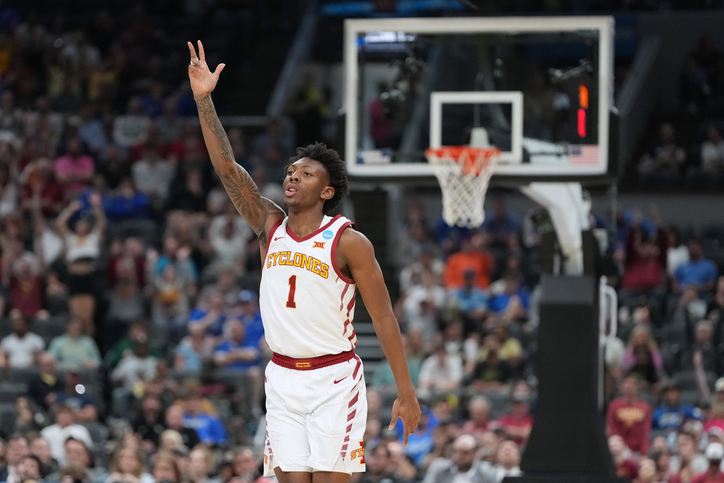 Iowa State's Jamarion Batemon (1) celebrates after making a 3-point basket during the second half in the second round of the NCAA college basketball tournament against Kentucky, Sunday, March 22, 2026, in St. Louis. (AP Photo/Jeff Roberson)