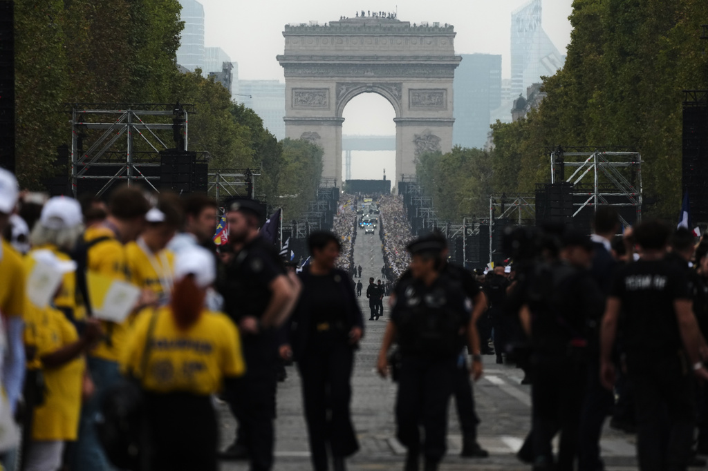 The vehicles with Pope Leo XIV, backdropped by the Arc de Triomphe, arrive at Place de la Concorde where he will celebrate mass, Paris, Saturday, Sept. 26, 2026. (AP Photo/Gregorio Borgia)