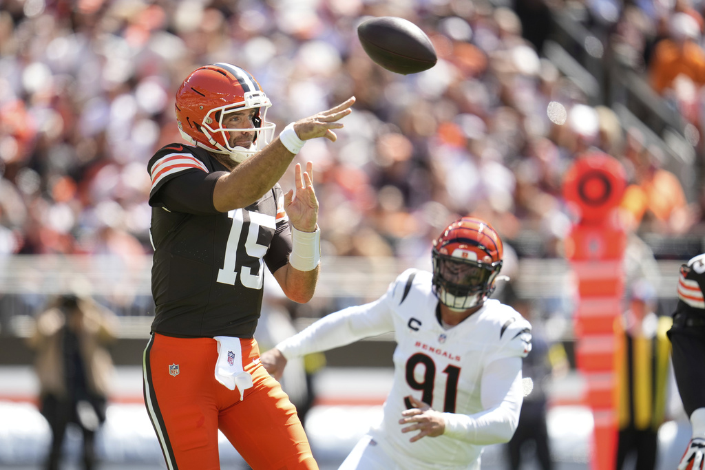 Cleveland Browns quarterback Joe Flacco (15) throws a pass during the first half of an NFL football game against the Cincinnati Bengals, Sunday, Sept. 7, 2025, in Cleveland. (AP Photo/Sue Ogrocki)