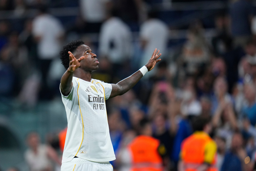 Real Madrid's Vinicius Junior celebrates after scoring the opening goal during the Spanish La Liga soccer match between Real Madrid and Villarreal at the Santiago Bernabeu stadium in Madrid, Spain, Saturday, Oct. 4, 2025. (AP Photo/Manu Fernandez)
