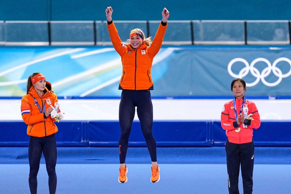 Jutta Leerdam of the Netherlands, center and gold medal, Femke Kok of the Netherlands, left and silver medal, and Japan's Miho Takagi, right and bronze medal, pose on the podium of the women's 1,000 meters speedskating race at the 2026 Winter Olympics, in Milan, Italy, Monday, Feb. 9, 2026. (AP Photo/Ben Curtis)
