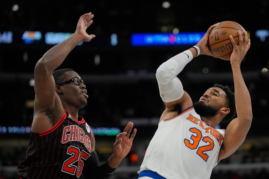 Chicago Bulls forward Jalen Smith (25) guards against New York Knicks center Karl-Anthony Towns (32) during the first half of an NBA Cup basketball game Friday, Oct. 31, 2025, in Chicago. (AP Photo/Erin Hooley)