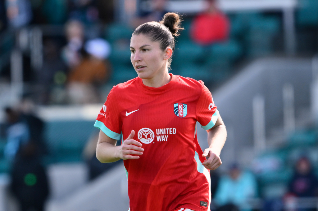 Kansas City Current defender Izzy Rodriguez chases after the ball during an NWSL soccer match against Gotham FC, Saturday, April 4, 2026, in Kansas City, Mo. (AP Photo/Reed Hoffmann)