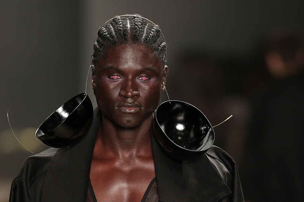 A model wears a creation from the Leandro Castro collection during the Sao Paulo Fashion Week, Thursday, Oct. 16, 2025. (AP Photo/Ettore Chiereguini)