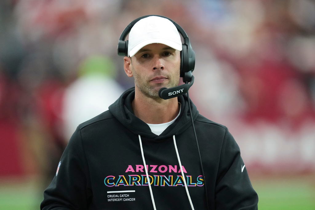 Arizona Cardinals head coach Jonathan Gannon walks the sideline during the first half of an NFL football game against the Tennessee Titans, Sunday, Oct. 5, 2025, in Glendale, Ariz. (AP Photo/Ross D. Franklin)