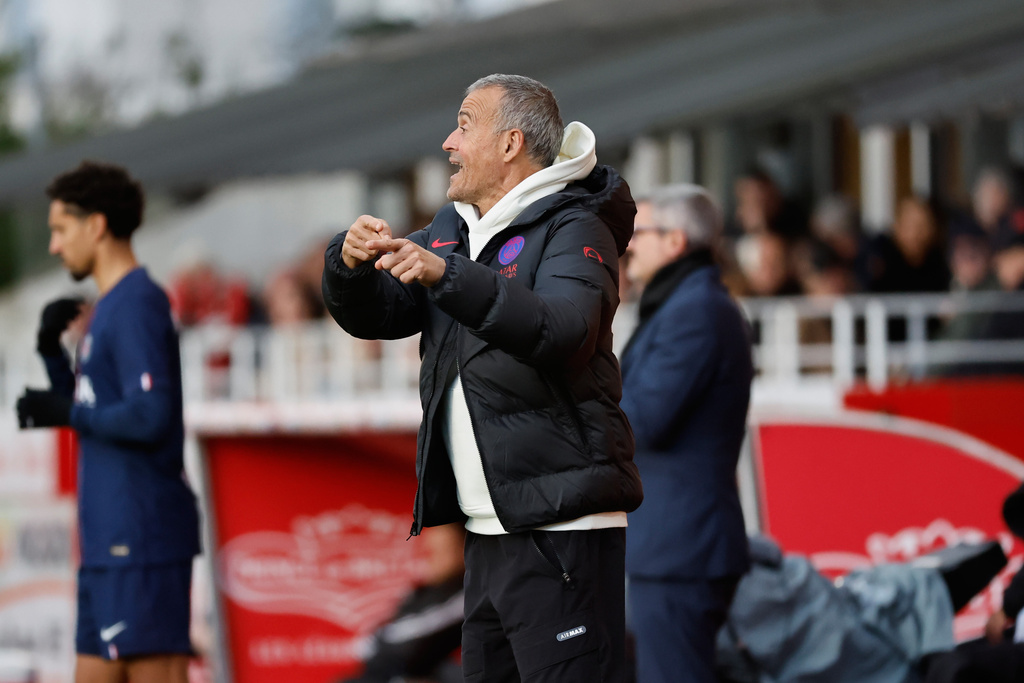 PSG's head coach Luis Enrique gives instructions during the French League One soccer match between Brest and Paris Saint Germain in Brest, France, Saturday, Oct. 25, 2025. (AP Photo/Jeremias Gonzalez)