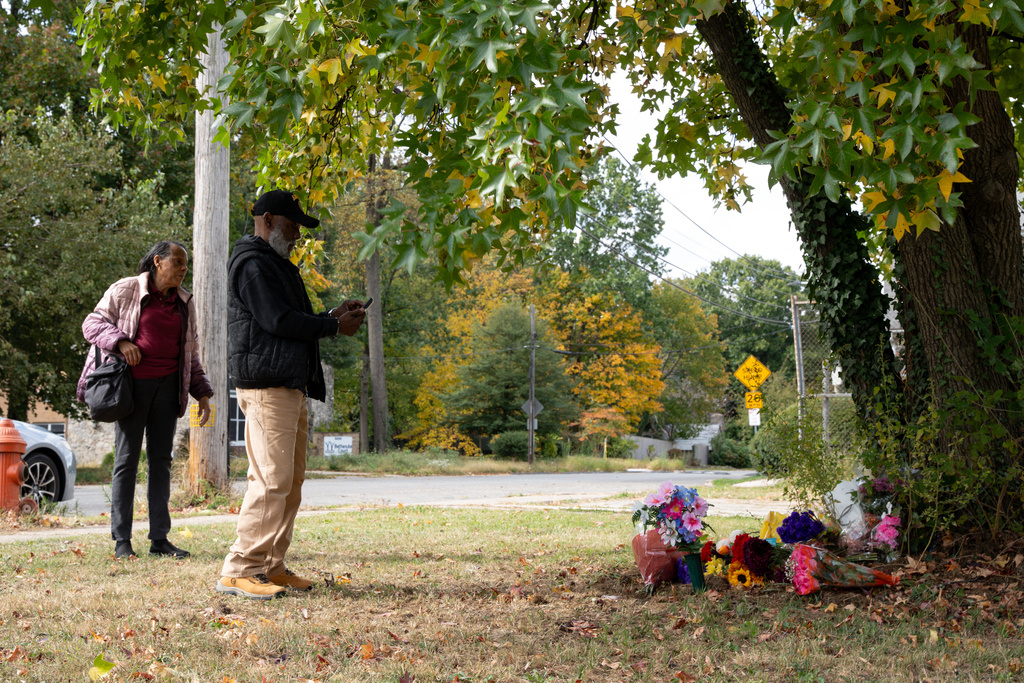 Valerie and Glenn Ford pay their respects to Kada Scott at a memorial near the abandoned Ada H. H. Lewis Middle School Monday, Oct. 20, 2025, in Philadelphia. (AP Photo/Mingson Lau