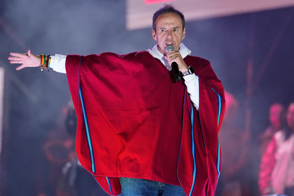 Presidential candidate Jorge "Tuto" Quiroga addresses supporters during a closing campaign rally ahead of the upcoming runoff election in La Paz, Bolivia, Wednesday, Oct. 15, 2025. (AP Photo/Natacha Pisarenko)