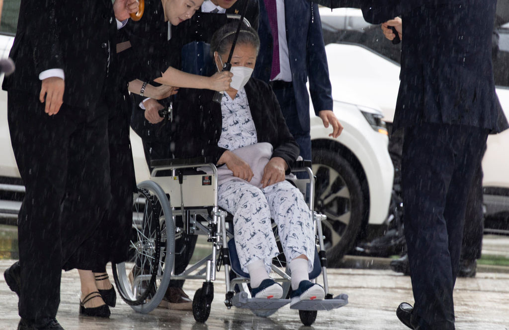 Unification Church leader Hak Ja Han, on the wheelchair, arrives for the sentencing hearing on allegations of bribery and political funding, at the Seoul Central District Court in Seoul, South Korea, Monday, Aug. 31, 2026. (Jeon Heon-kyun/Pool Photo via AP)