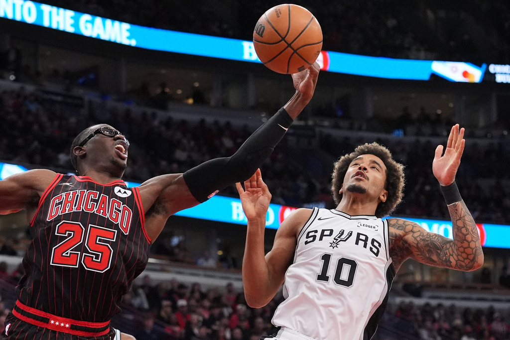 Chicago Bulls forward Jalen Smith, left, rebounds a ball against San Antonio Spurs forward Jeremy Sochan during the first half of an NBA basketball game in Chicago, Monday, Nov. 10, 2025. (AP Photo/Nam Y. Huh)