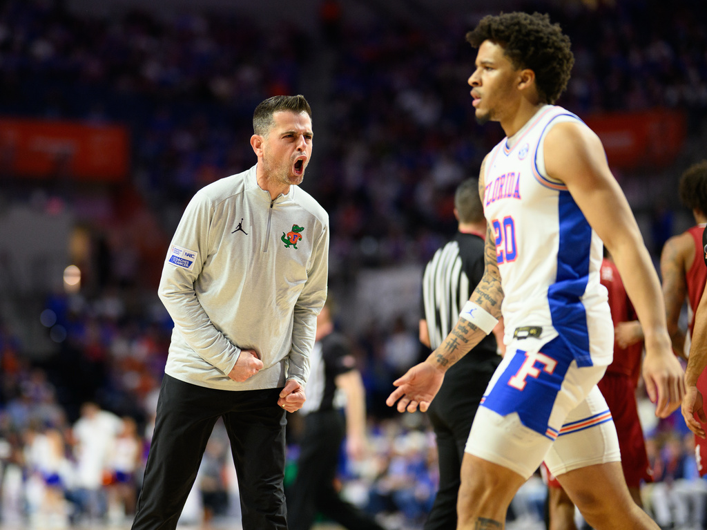 Florida head coach Todd Golden, left, yells at guard Isaiah Brown (20) during the first half of an NCAA college basketball game against Alabama, Sunday, Feb. 1, 2026, in Gainesville, Fla. (AP Photo/Noah Lantor)