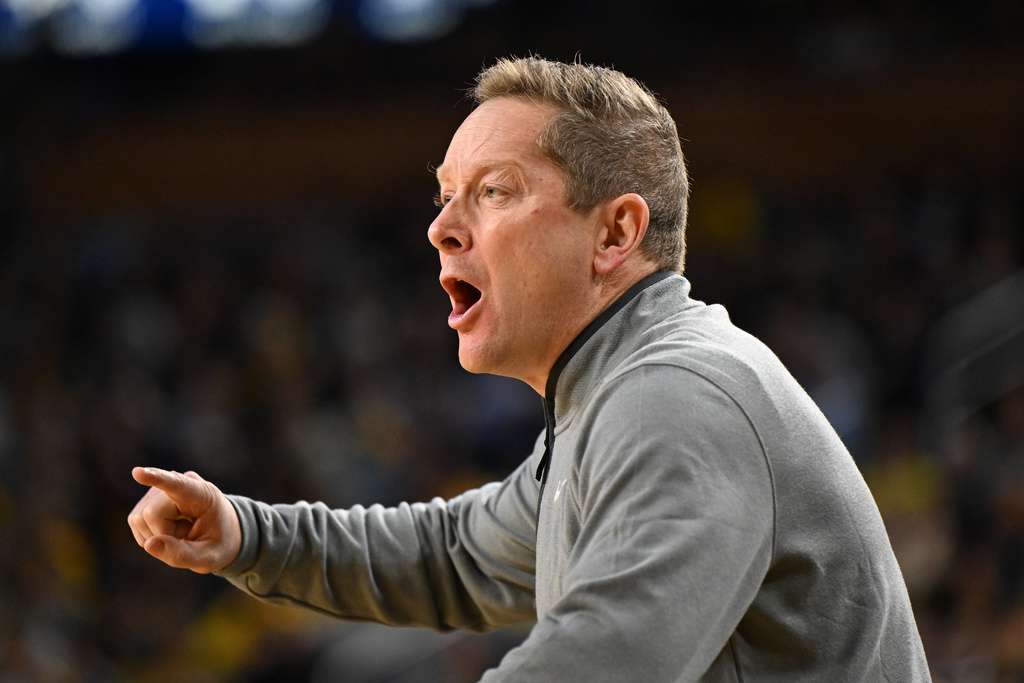 Minnesota head coach Niko Medved yells instructions to his team as they play Michigan in the first half of an NCAA college basketball game in Ann Arbor, Mich., Tuesday, Feb. 24, 2026. (AP Photo/Lon Horwedel)