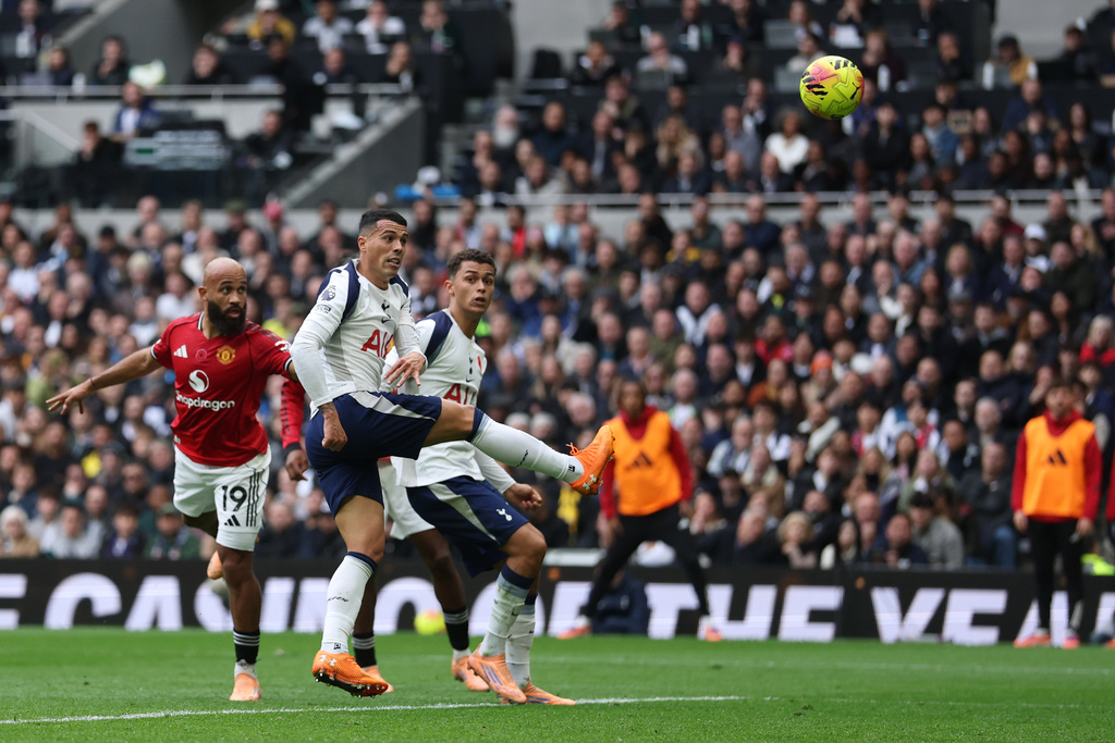 Manchester United's Bryan Mbeumo, left, scores his side's opening goal during the English Premier League soccer match between Tottenham Hotspur and Manchester United in London, England, Saturday, Nov. 8, 2025. (AP Photo/Ian Walton)