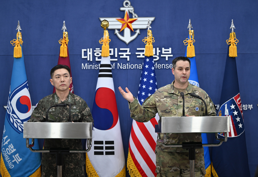 Col. Jang Do-young, left, public affairs director of South Korea's Joint Chiefs of Staff, and U.S. Army Col. Ryan Donald, public affairs director of the United Nations Command, Combined Forces Command, and United States Forces Korea, pose for a photo during a media briefing on the 2026 ROK-US Freedom Shield Military Exercise at the Defense Ministry in Seoul, South Korea, Wednesday, Feb. 25, 2026. (Jung Yeon-je/Pool Photo via AP)