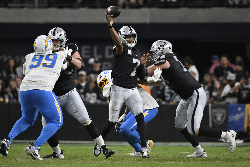 Las Vegas Raiders quarterback Geno Smith (7) throws against the Los Angeles Chargers during the first half of an NFL football game, Monday, Sept. 15, 2025, in Las Vegas. (AP Photo/David Becker)