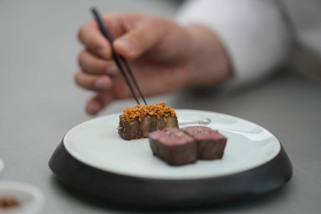 Chef Jun Lee prepares food for a photo at his restaurant SOIGNÉ in Seoul, South Korea, Thursday, Jan. 29, 2026. (AP Photo/Lee Jin-man)