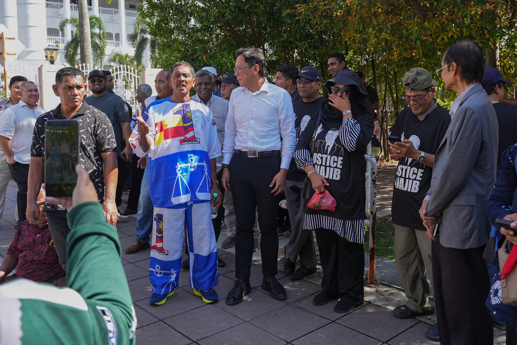 Supporters of Malaysia's former Prime Minister Najib Razak gather outside the Kuala Lumpur High Court Complex, in Kuala Lumpur, Malaysia, Monday, Dec. 22, 2025. (AP Photo/Azneal Ishak)