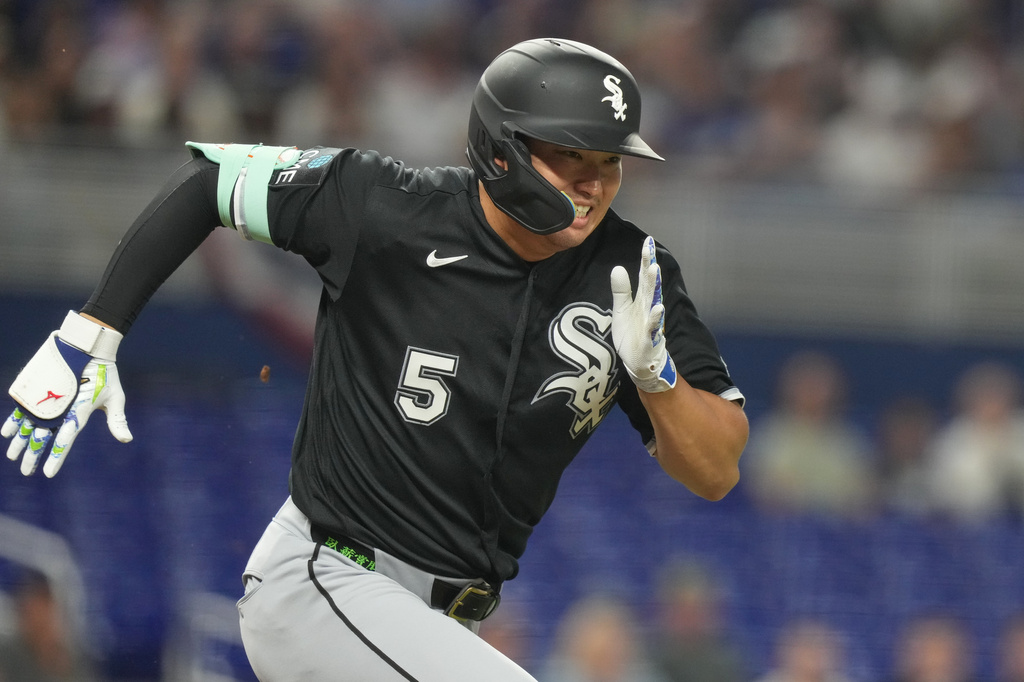Chicago White Sox Munetaka Murakami (5) runs after hitting a single during the third inning of a baseball game against the Miami Marlins Monday, March 30, 2026, in Miami. (AP Photo/Marta Lavandier)
