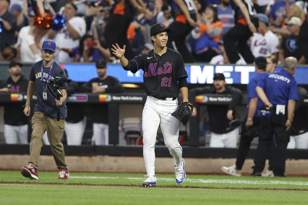 New York Mets' Jonah Tong (21) walks out of the dugout before a baseball game against the Miami Marlins, Friday, Aug. 29, 2025, in New York. (AP Photo/Pamela Smith)