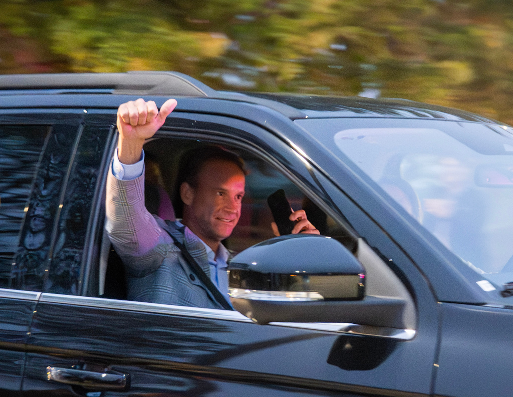 New LSU football coach Lane Kiffin pumps his fist to the crowd while leaving the MMR hanger on Sunday, Nov. 30, 2025 in Baton Rouge, La. (Michael Johnson/The Advocate via AP)