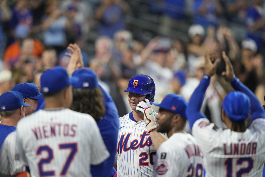 New York Mets' Pete Alonso (20) celebrates with teammates after hitting a two-run home run during the third inning of a baseball game against the Atlanta Braves Tuesday, Aug. 12, 2025, in New York. (AP Photo/Frank Franklin II)