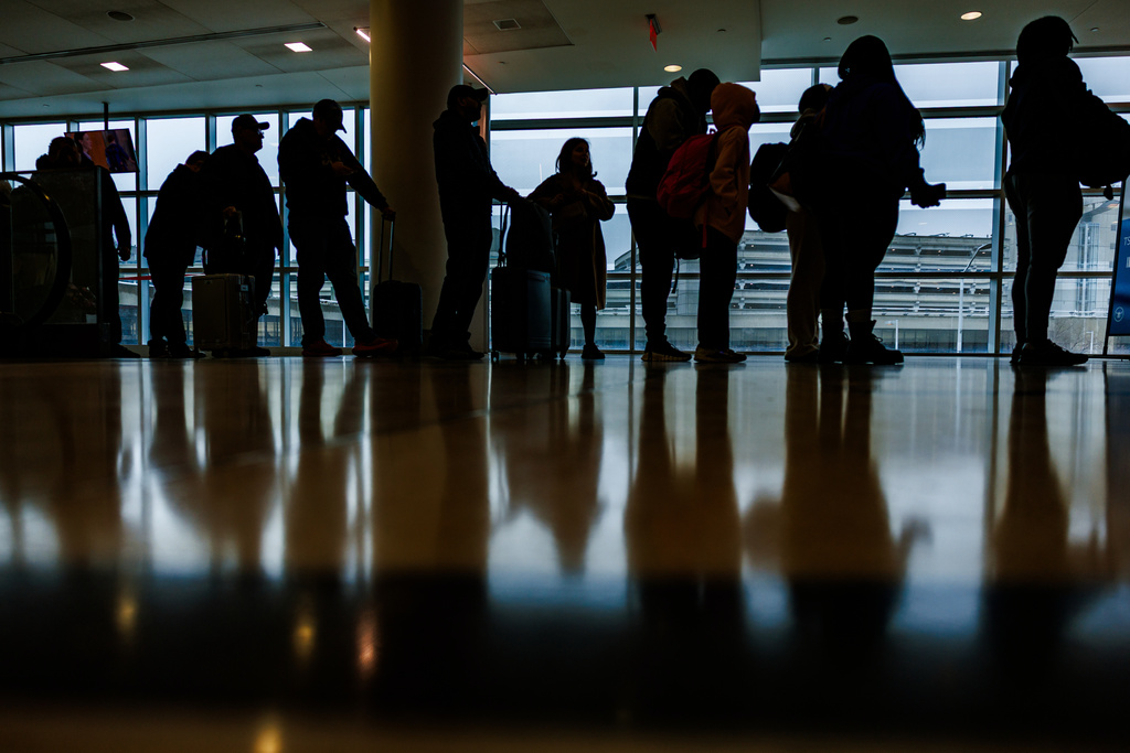 People wait in a TSA line at Philadelphia International Airport, Monday, March 23, 2026, in Philadelphia. (AP Photo/Hannah Beier)