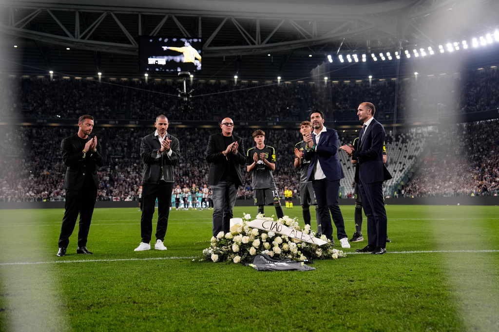 Gianluigi Buffon, front second right, Andrea Barzagli, from left, Claudio Marchisio, Antonio Chimenti, and Leonardo Bonucci, laid a wreath in memory of their former partner Alex Manninger, who died in an accident before the Serie A soccer match between Juventus Fc and Bologna, in Turin, Italy, Sunday, April 19, 2026. (Fabio Ferrari/LaPresse via AP)