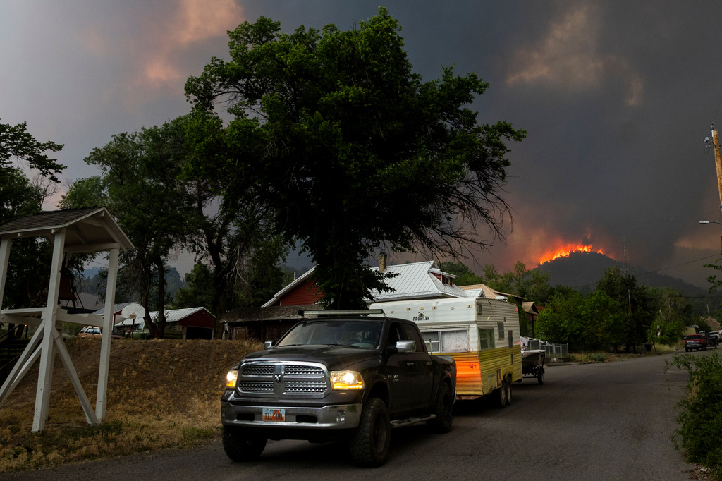 Residents rush to evacuate as winds drive the Iron Fire towards Eureka, Utah, on Saturday, June 20, 2026.(The Deseret News via AP)