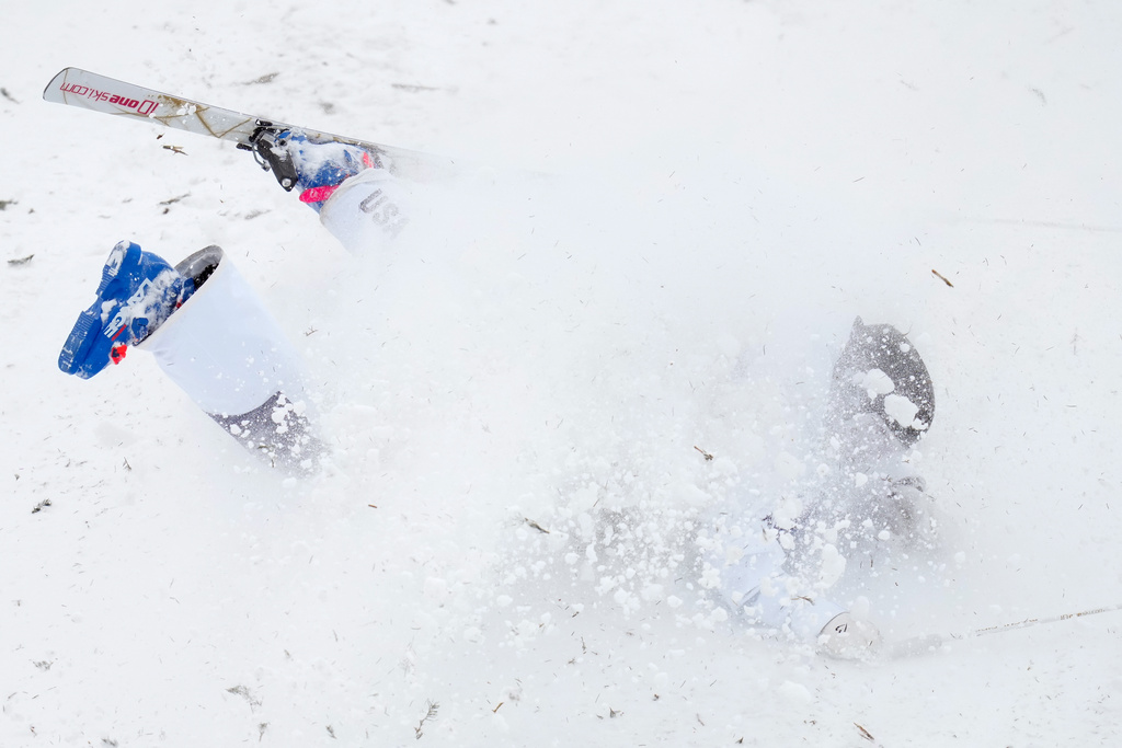 United States' Elizabeth Lemley falls while competing in the women's freestyle skiing dual moguls finals against Australia's Jakara Anthony at the 2026 Winter Olympics, in Livigno, Italy, Saturday, Feb. 14, 2026. (AP Photo/Abbie Parr)