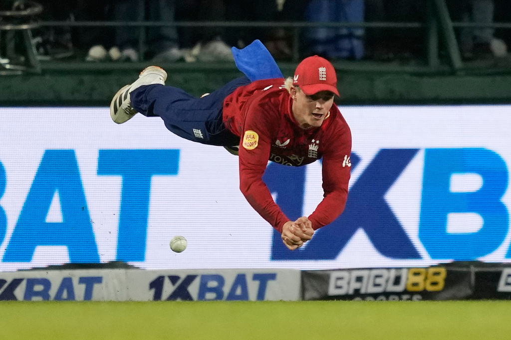 England's Jacob Bethell attempts to catch of Sri Lanka's Janith Liyanage during the first T20 cricket match between England and Sri Lanka in Pallekele, Sri Lanka, Friday, Jan, 30. 2026. (AP Photo/Eranga Jayawardena)
