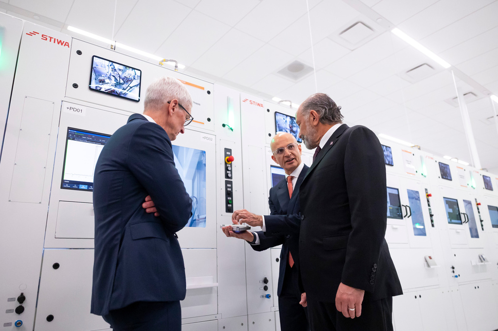 Apple COO Sabih Khan, center, and CEO Tim Cook, left, give U.S. Secretary of Commerce Howard Lutnick a tour of a learning lab at Apple's Advanced Manufacturing Center in Houston, Thursday, Aug. 13, 2026. (AP Photo/Annie Mulligan)