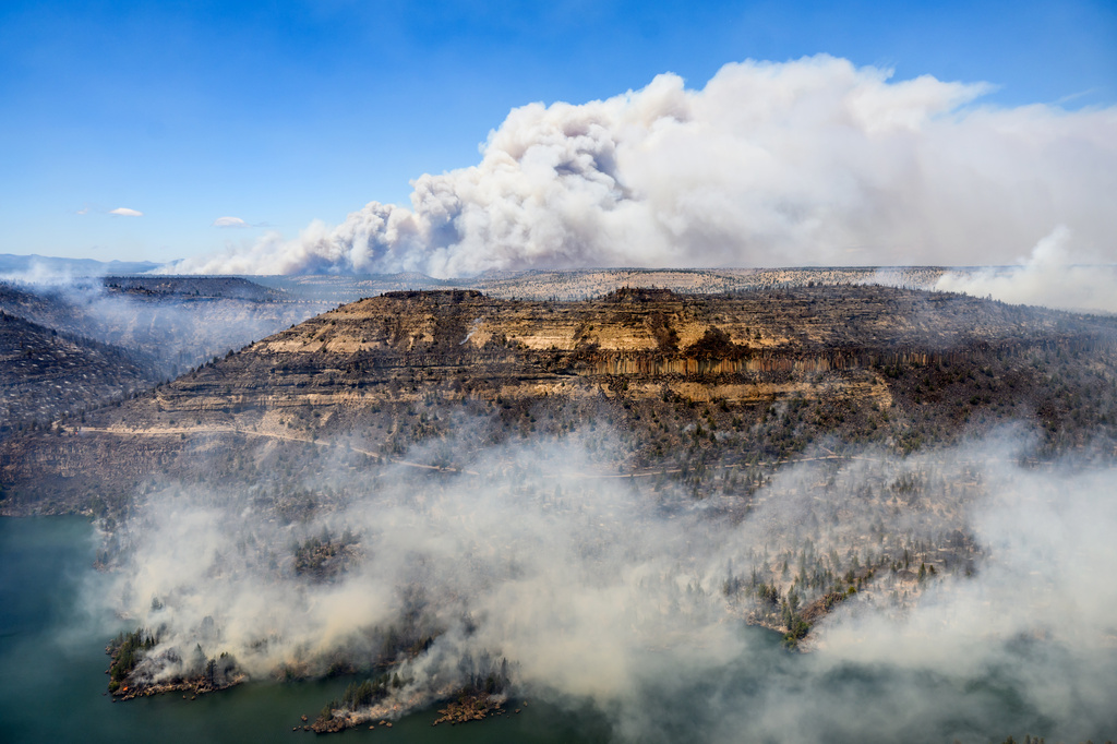 The Bench and Beachcomb fires burn on Saturday, July 25, 2026, in Jefferson County, Ore. (AP Photo/Noah Berger)