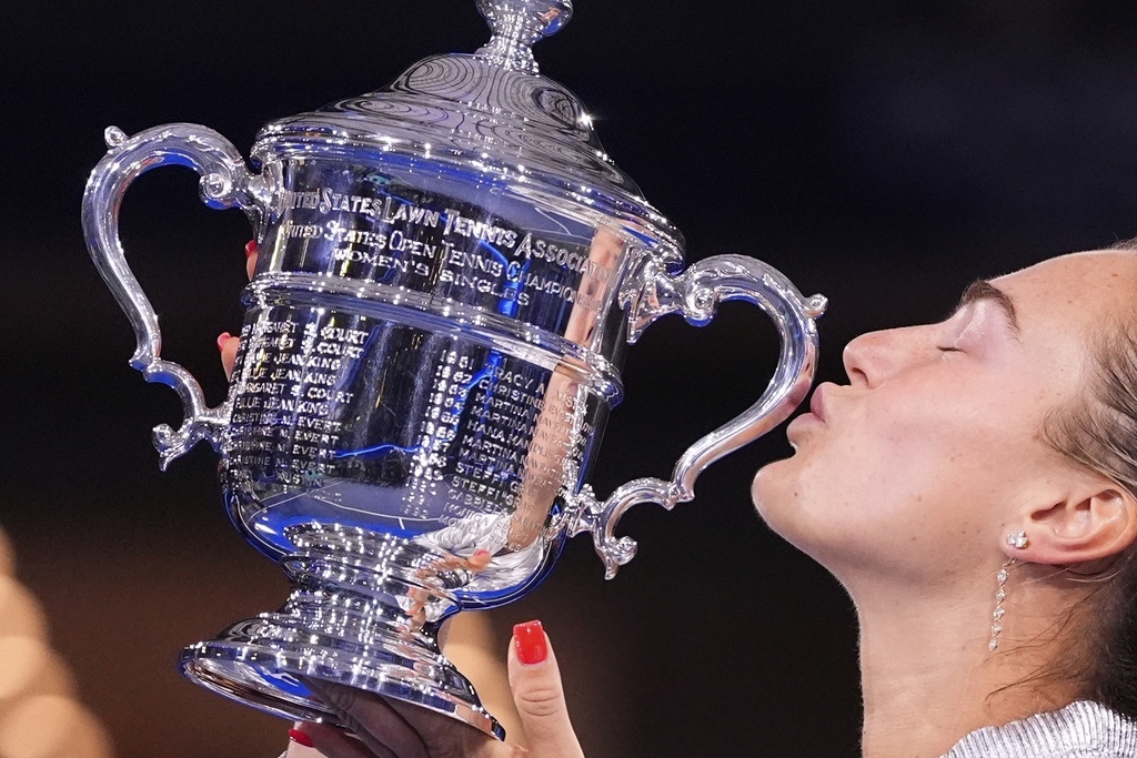 Aryna Sabalenka, of Belarus, holds her trophy aftyer defeating Amanda Anisimova, of the United States, after the women's finals of the U.S. Open tennis championships, Saturday, Sept. 6, 2025, in New York. (AP Photo/Yuki Iwamura)