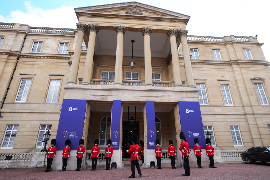 Members of the armed forces prepare for the arrival of leaders of six Western Balkan nations and British and European officials for a Western Balkans Summit in London, Wednesday, Oct. 22, 2025.(AP Photo/Kirsty Wigglesworth, Pool)