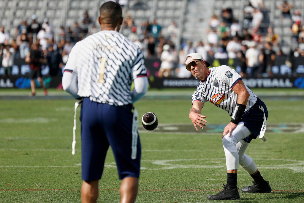 Founders FFC's Tom Brady tosses the ball to Founders FFC's Jalen Hurts against the Wildcats FFC during the Fanatics Flag Football Classic, Saturday, March 21, 2026, in Los Angeles. (AP Photo/Caroline Brehman)
