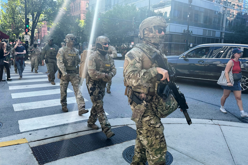 Federal agents patrol downtown Chicago, Sunday, Sept. 28, 2025. (AP Photo/Sophia Tareen)