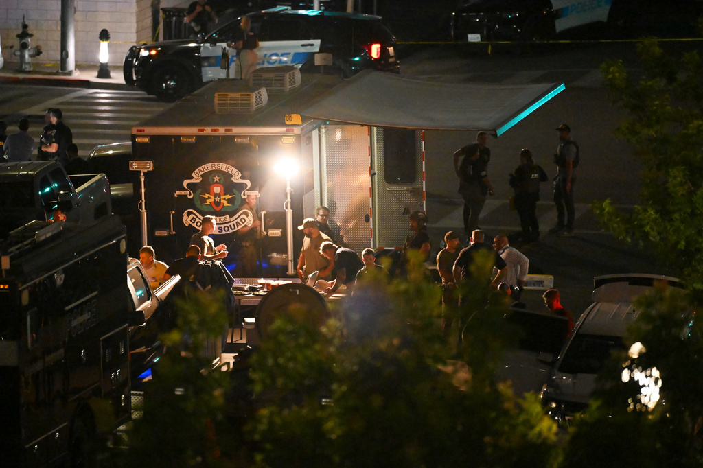 Law enforcement respond after a man barricaded himself inside a building with hostages Tuesday, June 2, 2026, in Bakersfield, Calif. (AP Photo/David Dennis)