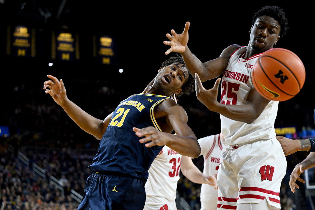 Michigan forward Morez Johnson Jr. (21) battles for a loose ball with Wisconsin guard John Blackwell (25) in the second half of an NCAA college basketball game in Ann Arbor, Mich., Saturday, January 10, 2026. (AP Photo/Lon Horwedel)