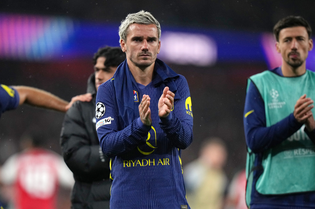 Atletico Madrid's Antoine Griezmann applauds the supporters at the the end of a Champions League semifinal, second leg, soccer match between Arsenal FC and Atletico Madrid in London, Tuesday, May 5, 2026. (AP Photo/Alastair Grant)